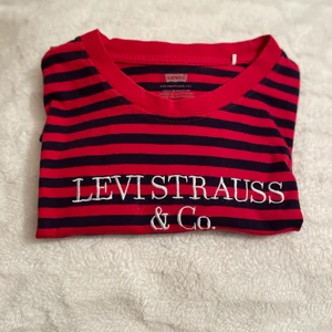 Levis tröja - Långärmad randig tröja från Levis! Har inte kommit till använder på sistone därför den säljs. (Använt skick) Kontakta min via frågor och intressen!☺️