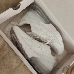 WMNS Nike air Max 270 ess  - Säljer mina helt nya Nike air Max 270 i storlek 38