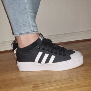 Adidas skor platå - Nizza - Svarta Adidasskor "Nizza". Platå. Använda en vecka ungefär. Sedan övergick jag till mina vans. Hela och rena. Säljes bara för att göra plats i skogarderoben. OBS! Små i storlek. Jag har 42 i vanliga fall och dessa är på gränsen till för små. Tror de passar bra om man vanligtvis har 44.
