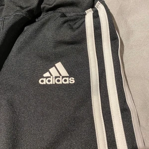 Adidas träningstights🖤 - Äkta!! Svarta vanliga adidas träningsbyxor, använda men fortfarande bra skick. Storlek M men passar både S och M💕