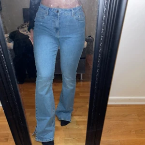 Vero Moda denim - Jeans från Vero Moda, mid rise med en ljus wash och slits !