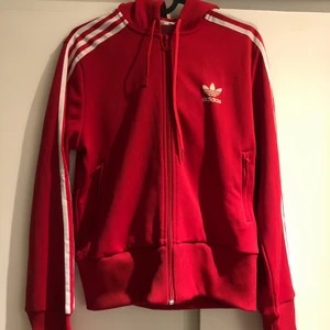 Adidas - Adidas tröja inköpt för många år sedan. Inga skavanker. Storlek 42 men liten i storleken så passar en 38. Jag har använt den som storlek 36/38.