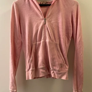 Juicy Couture kofta - Superfin rosa kofta från Juicy Couture. Storlek M men är små i storlekarna så passar S och XS bra.