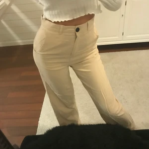 Kostymbyxor  - Beiga snygga kostymbyxor. I stolek S, aldrig använda så byxorna är i nytt skick. Säger för 150 och köparen står för frakt.