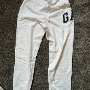 Vita mjukisbyxor från gap - Helt nya med prislapp kvar, köpta för 1000 kr