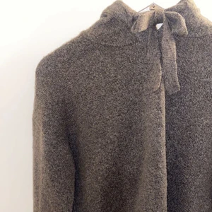 Stickad hoodie - En så fin brun stickad hoodie som tyvärr inte kommer till användning, köpt på Zalando och den är precis som ny då den aldrig är använd!