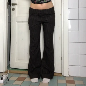 Lågmidjade kostymbyxor - Lågmidjade, randiga kostymbyxor! Lite bruna/svarta i färgen kommer rakt från 90-talet, vida i benen