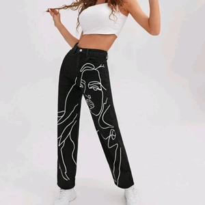 Snygga jeans - [lånad bild] Säljer dessa jeans i strl M då dem tyvärr inte passar, jätte snygga och sköna. Skriv för fler bilder. Priset kan möjligtvis sänkas vid smidig affär.    ❗️Leveranssettet nedan stämmer ej❗️ ❗️tryck inte på köp nu❗️