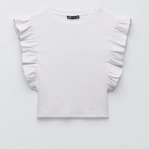 VOLANGTOPP - jättefin topp/t-shirt från zara! säljer då jag köpte fel storlek och hann ej lämna tillbaka! prislappen är kvar och nyskick (ej använd) 