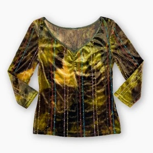 Långärmad  - En jättefin unik långärmad tröja, lapperna med märket, storlek och materialet är bortklippta. Velvetliknande material. I toppenskick! Skulle säga det är en Medium. 