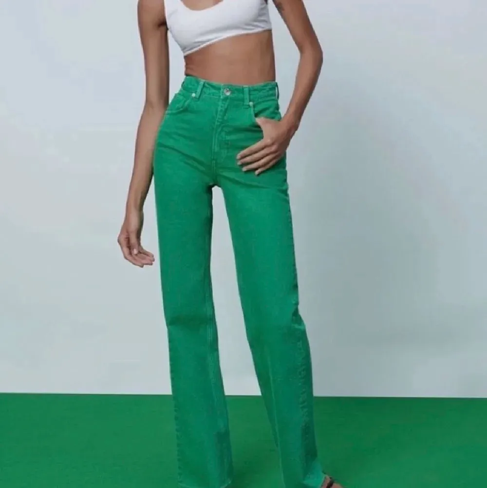 Super fina gröna jeans från zara. Prislappen finns kvar och dom är aldrig använda. Skriv gärna för flera bilder.🥰. Jeans & Byxor.