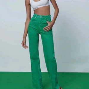 Gröna Zara jeans - Super fina gröna jeans från zara. Prislappen finns kvar och dom är aldrig använda. Skriv gärna för flera bilder.🥰