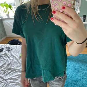 Mörkgrön t-shirt  - Mörkgrön t-shirt från bikbok i storlek S. Bra skick. Skriv vid frågor!