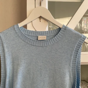 Stickad väst - Säljer min fina ljusblåa stickade väst från Vila✨ helt oanvänd! Jag köpte den i strl L för ville ha den lite oversized men den är liten i storleken, mer som en M skulle jag säga! 🤍