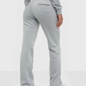 Juicy couture mjukis byxor - Heej, har ett par mjukis byxor i strl xs. De är inprisip oanvända men vill gärna få sålt, köpte dom på Raglady för 1100. Kom gärna med bud så kan vi utgå från det med, bilder finns så bara att fråga 😊❤️ 