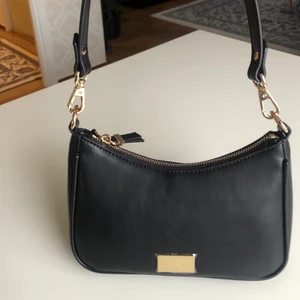  Axelväska - Helt ny söt ideal of Sweden axelväska💕 Nypris är 799kr. 