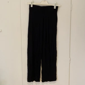 Tunna vida byxor - Tunna vida byxor med hög midja och slutar över anklarna på mig som är 157. 