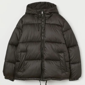 Svart pufferjacka🖤🖤 - Svart pufferjacka ifrån hm🎸✨ I storlek xs och i fint skick🤩💕 köp direkt för 500+frakt annars buda😝💘 skriv vid intresse elr frågor