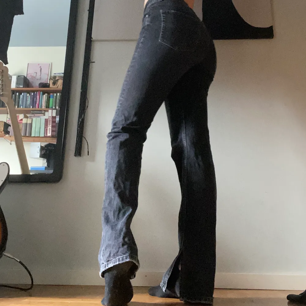 Svarta straight fit jeans från pull and bear med en slits längst ner, nypris 400 kr [helt slutsålda överallt]. Sparsamt använda och säljer pga att de är en aning för små för mig som är strl 38💕. Jeans & Byxor.
