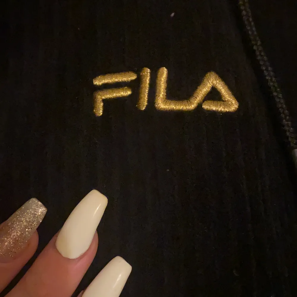 En svart Fila hoodie storlek M skit skönt material de är mjukt, använt få gånger helt ren. Fila märket där fram med guldig text säljer för 250 ink frakt☺️❤️. Hoodies.