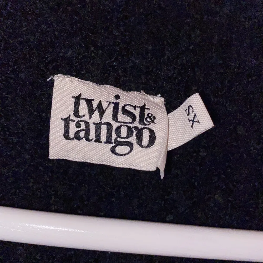 En jätte fin och mysig kofta från twist&tango i storlek XS och jag köpte den för 1200kr och nu säljer jag den för 275. Tröjor & Koftor.