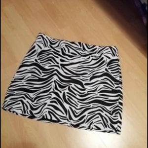 Zebra kjol  - Svart zebra kjol st; 38 , jätte fin och passar till det mesta. Passar även en. 36:a! 