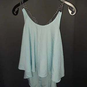 Topp från gina tricot strl 38 - En jättefin unik topp från gina tricot exclusive i strl 38. Kedjan är lite sliten därbak annars är den i fint skick! 