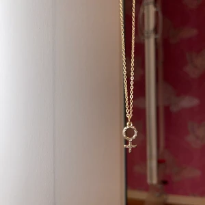 Halsband - Halsbandet har ej blivit använt och just därför säljer jag det. Köpte halsbandet på H&M för 80:- och säljer nu det för 25:- 