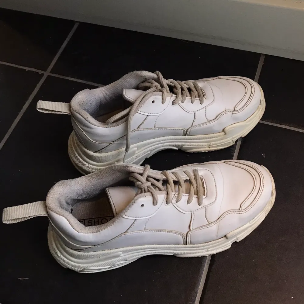 Vita sneakers som inte kommer till användning, gjort rent de och är i bra skick! 💞 Köpte på Nelly.com för flera år sen. Skor.