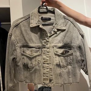 Kort jeansjacka - En kort jeansjacka i sliten blå färg, väldigt fint skick!