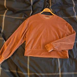 En superfin siden tröja från Zara i storlek S. 💕 Använd mycket men fortfarande i bra skick. Frakt tillkommer. 