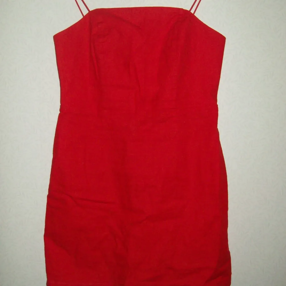 Kort röd klänning . Klänningar.