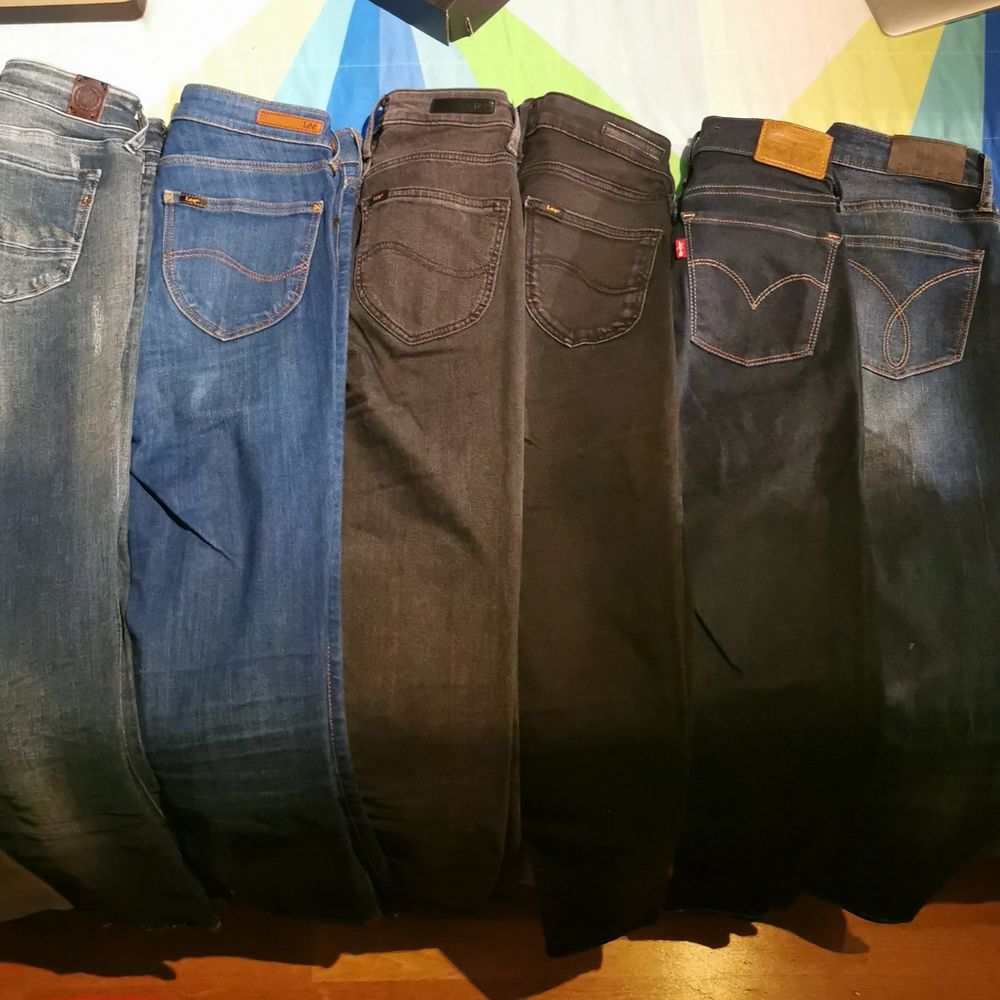 6 märkesjeans: replay, Lee, Lee, Lee, levis, ck. Alla jeans slim fit w26 L31, levis, replay & ck 25. De är köpta för mellan 600-1300kr. Finns möjlighet att mötas, leverans etc. . Jeans & Byxor.