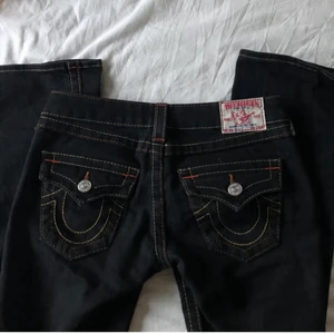 TRUE RELIGION JEANS!!!  - Lägger upp mina true religion jeans, väldigt osäker om jag vill sälja. De är straightleg/lite bootcut ish. De har orange/röd stitching. Snygga detaljer o inte i dåligt skick. Buda privat eller köp direkt för 600❤️❤️❤️❤️❤️❤️(vet tyvärr inte innerbenslängden eller midjemåttet men passar bra i längd o midja för mig som är 174-175 och brukar ha runt strl 36 i jeans,men rekommenderar åt någon som har 34-36, hoppas det hjälper!) (lånade bilder från tidigare köpare)