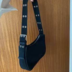 Väska  - Svart väska i en jättecool design, är sjukt rymlig och får plats med allting när jag använder den, i superbra skick.