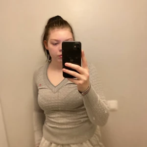 En räfflad tröja - Denna tröja är skön men lite för liten och man ser lite genom om man har bara den tröjan på sig.