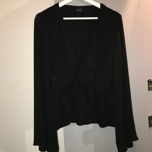 Långärmad knytblus  - Långärmad svart knytblus 