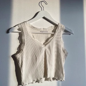 Vitt linne - Ett snyggt vitt linne som tyvärr var lite för stort för mig. Storlek XS men skulle nog säga att den sitter mer som S.💖 (lånade bilder) 