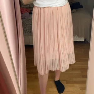 Ljusrosa kjol - Ljusrosa lång kjol köpt från NA-KD i strl L.   Vid frågor är det bara att skriva!🥰  Nytvättad!