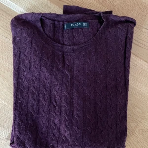 Mango kabelstickad tröja L fint skick!  - Säljer dessa underbara tröja från Mango i storlek L. Säljer då den inte passar mig längre. Annars ingenting att anmärka! 