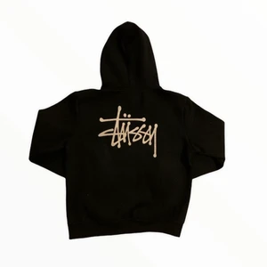 stussy hoodie black  - svart stussy hoodie inga skador, baggy stil väldigt skön 