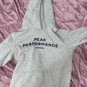 Peak performance Tröja  - Jättefin peakpeformence tröja som inte passar mig. Är 165 cm lång och bär vanligtvis S, denna hade passat bättre på en person med storlek XS eftersom den sitter ganska tajt på mig som ni ser på sista bilden. 💕 Nyskick! Köpt på KIDSBRANDSTORE för 650 