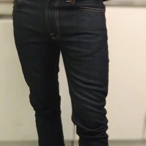Helt nya jeans Nudie - Helt nya jeans ej använda ej tvättade, felköp Märke: Nudie  Storlek 29-32 Modell: thin finn  Ordinarie pris: 1200 kr