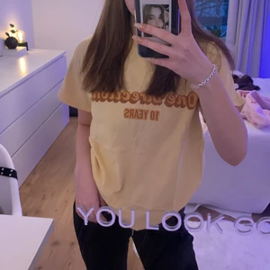 10 years of 1D tröja - Superfin 10 years of 1D t shirt med alla inside jokes på ryggen. Storlek S men passar även xs- M. Aldrig använd. Nypris 700+kr med tullavgifter och frakt. Säljer för runt 500kr🥰