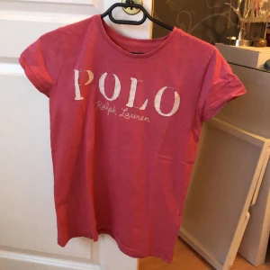 Ralph lauren tshirt - Hej säljer denna T-shirt som inte längre används. Jag är ganska säker på att storleken är s, skulle iallafall säga att den sitter som s. Skriv för fler bilder!🥰