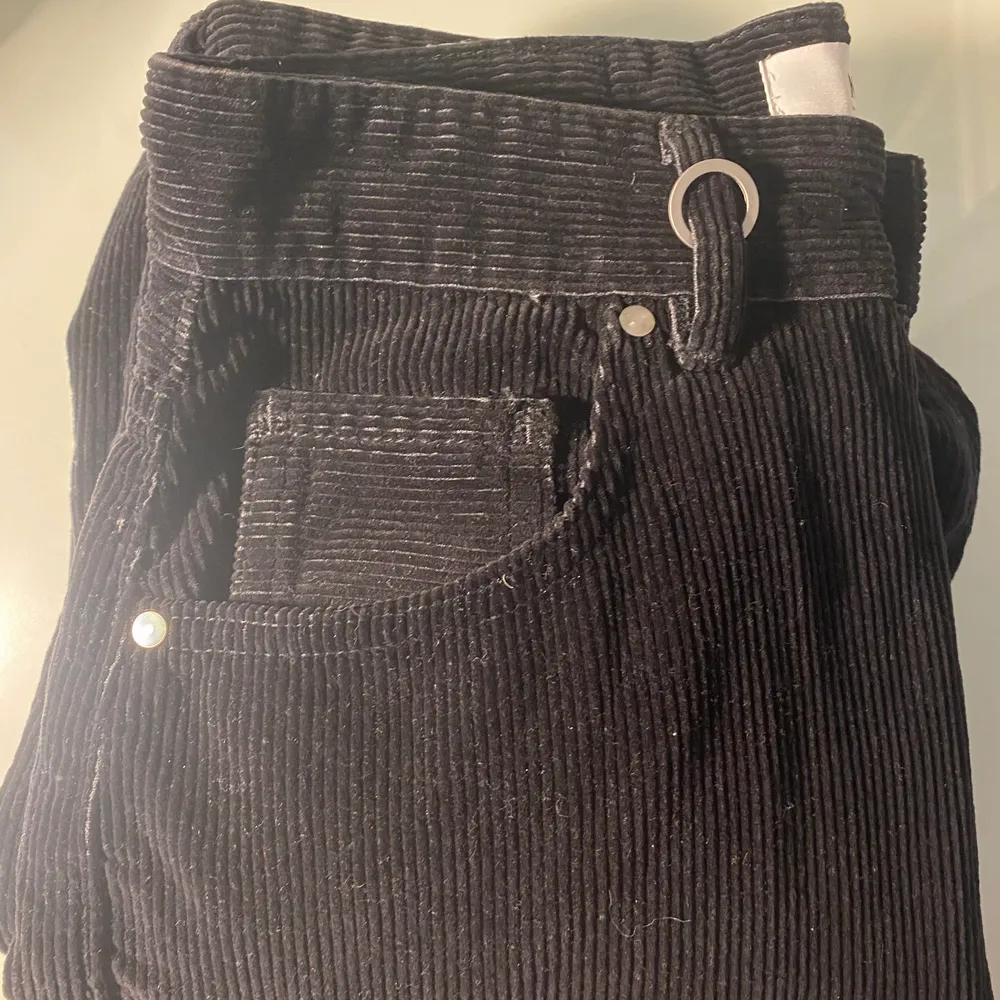Nya manchesterbyxor, nypris 1200 kr. Säljer pga att de blivit för små. . Jeans & Byxor.