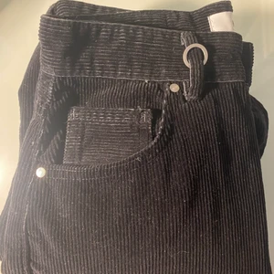 Svarta manchesterbyxor  - Nya manchesterbyxor, nypris 1200 kr. Säljer pga att de blivit för små. 