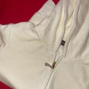 Juicy coconut dress vit  - Säljer min vita juicy dress (koftan + byxor) som jag inte längre kan använda eftersom den är för liten. Byxorna är rätt så korta så skulle säga att det passar någon under 160 för att få de se bäst ut på. PRISET kan ändras, hur mycket är du villig att betala? Köparen står för frakten🌸 