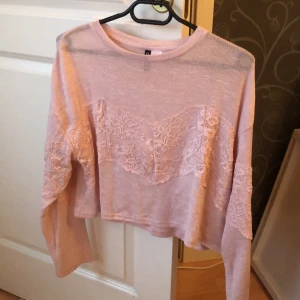 Ljusrosa stickad tröja - Hej! Säljer min ljusrosa tunt stickade tröja. Spetsen som går över bröstet täcker upp. Den är i mycket fint skick. Skriv för fler bilder!🥰