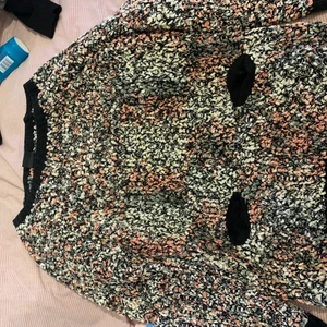 Super skön färgglad stickad tröja! - Jätte bra skick på tröjan. Det är en stickad tröja som har ett jätte mysigt och skönt material. Passar allt och speciellt en hemmakväll!